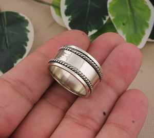 Anillo de banda texturizado de plata de ley 925 con engaste de bisel y puntos, minimalista, con cuentas, apilable, con textura Milgrain, para mujer, ideal para fiestas. - Product Image 5