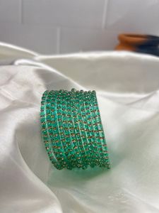 Ensemble de bracelets Churiyan en perles de verre, finition ombrée, accents scintillants, couleurs personnalisées, designs traditionnels kashmiris, bracelets tendance - Product Image 4