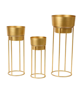 Ensemble de trois pots de fleurs en métal doré avec supports ronds en fer assortis, supports décoratifs modernes pour plantes d'intérieur et de jardin - Product Image 6