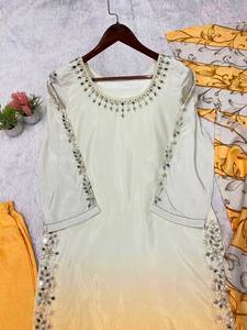 ชุดแต่งงานประดับด้วยลูกปัดสวยงามพร้อมเสื้อปักลายกระจกแท้ กางเกงขายาว และผ้าคลุมไหล่ - Product Image 5