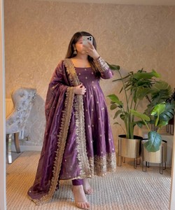 Salwar Kameez en soie violette avec dupatta, tenue de mariage traditionnelle pour femme, coupe classique, vêtements indiens et pakistanais 85156 SAI- SSC – 718 - Product Image 1