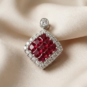 Pendentifs en or blanc massif 18 carats de haute qualité, sertis de rubis et de diamants taille princesse, pour cadeau, bijoux de fête classiques personnalisables, fabrication de qualité supérieure - Product Image 1