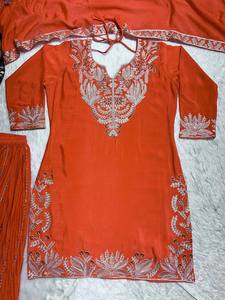 Elegante conjunto Sharara de diseñador en seda Chinnon con elaborado trabajo de lentejuelas y dupatta a juego - Product Image 3