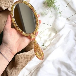 Miroir en résine écologique modelé à la main par ILAHI, forme personnalisée, finition lisse et brillante pour le maquillage, la décoration de la maison, la Saint-Valentin - Product Image 3