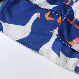 Nuevos pantalones cortos cargo casuales de verano para hombre con estampado de ganso, ajuste holgado, estilo urbano, cintura elástica con cordón, multibolsillos, para playa y surf. - Product Image 4