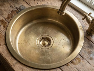 Lavabo redondo de latón tradicional de estilo rústico para diseño de baño étnico que combina la herencia con el uso funcional. - Product Image 5