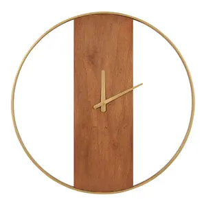 Finition métallique élégante qui rehausse la cohérence globale du design. L'horloge murale en métal et en bois offre une élégance pratique. - Product Image 2