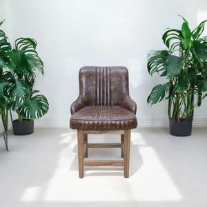 Chaise de luxe en cuir buff avec pieds en bois offrant un rembourrage ergonomique en mousse pour une assise confortable dans les espaces domestiques et les bistrots - Product Image 1