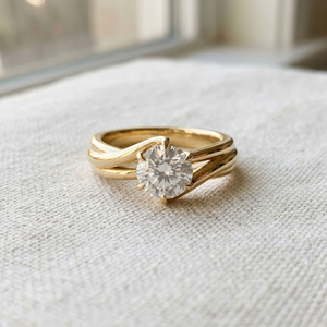 Anillo de compromiso clásico de oro de 18 quilates con diamante de talla brillante, certificado IGI, de cuatro garras, con nudo retorcido, para boda, aniversario o fiesta. - Product Image 3