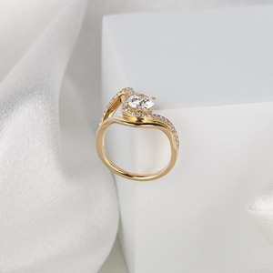 แหวนหมั้นเพชรเม็ดเดี่ยวสังเคราะห์ทรงเบเซลเซ็ต 0.80 กะรัต พร้อมวงแหวนโค้งเข้าชุด ทองคำขาว 14K รับรองโดย IGI - Product Image 3