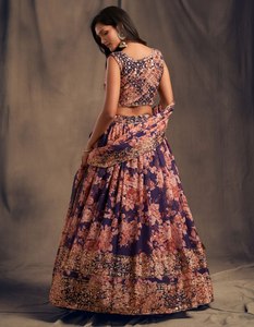 Conjunto de Lehenga estilo Banarasi con estampado floral Rivaayat House, bordado, con dupatta y blusa, vestido de novia, en stock. - Product Image 5
