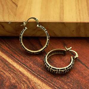 Boucles d'oreilles créoles en laiton doré, large bande gravée nœud celtique, bijoux ethniques tribaux oxydés, fabricant OEM ODM - Product Image 5