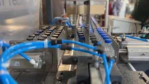 เครื่องพันสายรัดอัตโนมัติ Aim Technologies ขับเคลื่อนด้วยระบบ PLC ใช้สายรัด PET ให้ผลผลิตสูง เหมาะสำหรับบรรจุภัณฑ์ขวดพลาสติก - Product Image 3