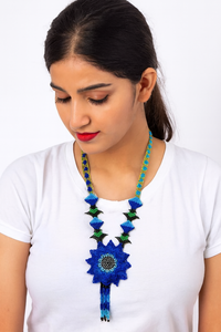 Collier artisanal perlé avec pendentif tournesol porté par une mannequin – Bijou artisanal traditionnel mettant en valeur l'élégance culturelle - Product Image 2