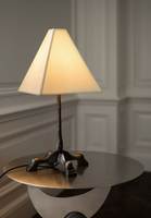 Lampe de table moderne en fer Nyxora Atelier, abat-jour géométrique rond en tissu, faite à la main, légère, autocollante, décoration intérieure pour salon