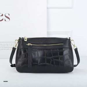Sac bandoulière pour femme en cuir de vachette gaufré crocodile BQC8292 avec sangle réglable et poches zippées - Product Image 1