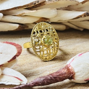 แหวนดีไซน์โบโฮลายฉลุแบบวินเทจ ทองเหลืองชุบทอง 18k ประดับเพอริดอท สำหรับผู้หญิง สไตล์ค็อกเทล ขายส่ง/OEM - Product Image 1