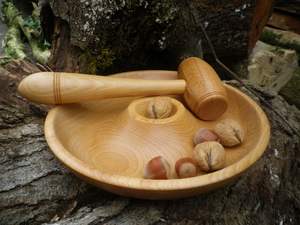 Cuenco de madera de diseño para romper nueces con martillo, elaborado para combinar funcionalidad y atractivo decorativo para la cocina - Product Image 6