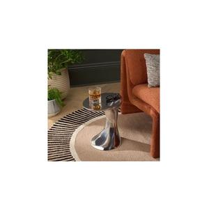 Table d'appoint en métal artisanale, conçue pour les maisons modernes, mettant en valeur une esthétique unique, une qualité fiable et une silhouette attrayante. - Product Image 1