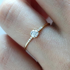 Bague de fiançailles de luxe en or 14 carats avec diamant rond pour femme - Product Image 2