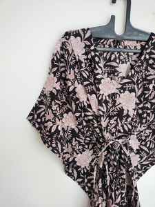 ชุดเดรสผ้าฝ้ายสีเขียวลายดอกไม้ทำมือ สไตล์อินเดีย คิโมโน โรบ น้ำหนักเบา เหมาะสำหรับใส่เที่ยวพักผ่อนสไตล์โบฮีเมียน - Product Image 6