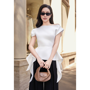 เสื้อผู้หญิงแบบไหล่เดียว แต่งระบายไม่สมมาตร สีขาวล้วน แขนสั้นทรงแคป ดีไซน์หรูหรา สวมใส่สบาย เหมาะสำหรับใส่ทำงานหรือลำลอง ทรงเปปลัม ผ้าโพลีเอสเตอร์ทอ ยี่ห้อ LUMI - Product Image 3