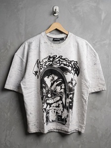 Camiseta Gráfica de Algodón Peinado Premium, Tejido Suave, Impresión Duradera, Detalle de Cuello con Ojales, Corte Holgado, Unisex - Product Image 4