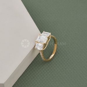 Bague en diamant de synthèse au design tendance, taille émeraude, or jaune, trois pierres, bijoux fins pour femmes - Product Image 2