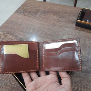 Portefeuille bifold en cuir marron fait main de qualité supérieure pour hommes, conçu avec des emplacements pour cartes et un compartiment pour billets, dans un style élégant et fin. - Product Image 3