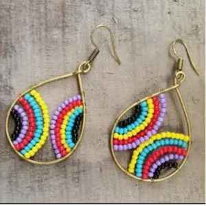 Atractivos pendientes de cuentas de vidrio para realzar el atuendo de fiesta, que ofrecen colores vibrantes y un atractivo elegante. - Product Image 1