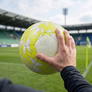 Ballon de football de qualité supérieure, léger, confortable, surface imperméable, construction robuste des panneaux, design personnalisable, logo disponible, OEM disponible - Product Image 3