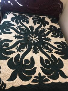 Colcha Hawaiana Tradicional Hecha a Mano por Diseñadores, con Apliques Hechos a Mano |   Cubrecama con Estampado de Palmeras Tropicales y Piñas en Verde Oscuro y Crema - Product Image 1