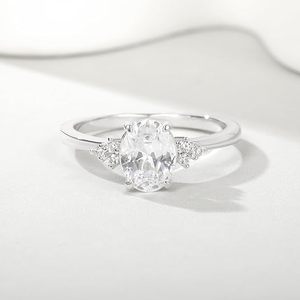 Anillo de compromiso elegante con diamante de forma ovalada, moissanita, ajuste cómodo, plata 925, regalo para el Día de la Madre - Product Image 1