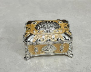Boîte décorative en métal élégante, artisanale, avec motif paon |   Boîte à bijoux de rangement finition argent et or - Product Image 3