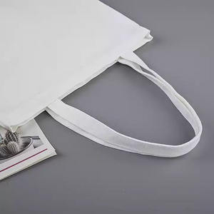 Sac fourre-tout en toile extra large personnalisé avec logo et motif lettres, robuste et réutilisable, idéal pour la plage, les activités de plein air et les courses. - Product Image 4