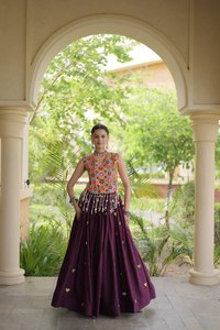 Lehenga Choli de la mejor calidad, especial para Navratri, con bordado de corazones, gota y encaje con espejos para niñas, disponible al mejor precio. - Product Image 2