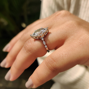 Anillo de Compromiso y Boda Clásico con Diamantes Marquise y Detalles Laterales Marquise, Diamante Cultivado en Laboratorio, Oro Sólido de 14K, Moderno para Mujer - Product Image 2