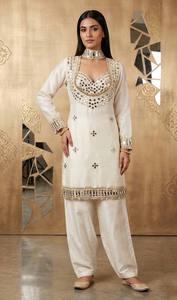 Ensemble Kurti et pantalon brodé élégant avec dupatta – Tenue de soirée ethnique de créateur avec travail miroir pour femme - Product Image 3