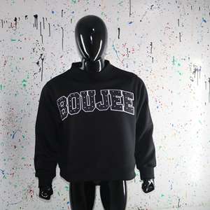 Sudadera BOUJEE BLACK con cuello alto, 100% NEGRO, con apliques bordados, cuello ancho, URBAN PRODUCTIONS - Product Image 4