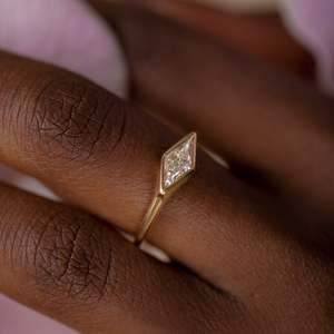 แหวนหมั้นเพชรทรงมาร์คีส์ทองคำ 14K สำหรับผู้หญิง สไตล์คลาสสิก - Product Image 3