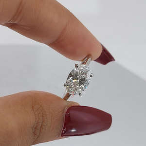 Bague de fiançailles solitaire en diamant de laboratoire de 2 carats, couleur D, clarté VVS2, certifiée IGI, taille ovale, style tendance EAST to WEST - Product Image 2