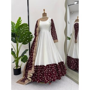 Robe Anarkali de créateur faite à la main pour les fêtes, coupe trapèze, en organza brodé avec des sequins, taille empire - Product Image 3