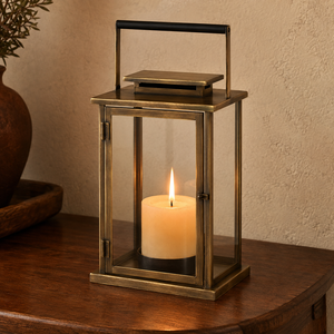 Lanterne à bougie moderne de luxe en métal et verre, conçue avec une forme architecturale sophistiquée et un attrait décoratif intemporel. - Product Image 5