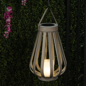 Linterna de imitación de madera color gris costero con diseño de jaula abierta en forma de lágrima, asa superior y vela LED brillante - Product Image 5