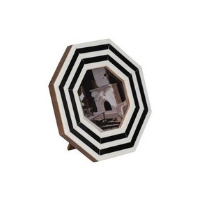 Cadre photo octogonal Falak World Export en os, écologique, léger, design rayé noir et blanc, support chevalet, horizontal, pour table - Product Image 4