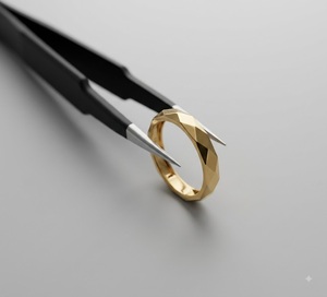 Anillo Facetado de Oro de 14Kt, Banda Poligonal de 4mm, Anillo Minimalista para Hombre y Mujer, Banda Lisa, Fabricante de Joyería Personalizada - Product Image 6
