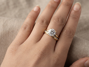 Juego de Anillos de Compromiso de Diamantes de 2 Piezas en Oro de 18K, Elegante y Delicado, con Certificado IGI, de Lurba Jewels - Product Image 3