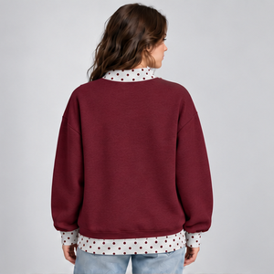 Sudadera de cuello alto color borgoña para mujer con ribete de lunares blancos y gráfico universitario, manga larga, hombros caídos, estilo pullover, personalizada - Product Image 2
