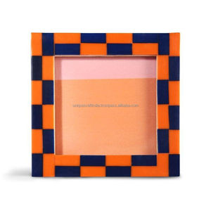 Marco de Fotos de Madera Hecho a Mano con Base Negra y Decoración Artística de Resina con Patrón de Coral Naranja - Product Image 2