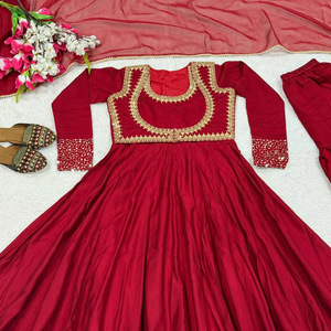 Présentation du nouveau costume Anarkali maxi de créateur dans un style fantaisie - Product Image 1